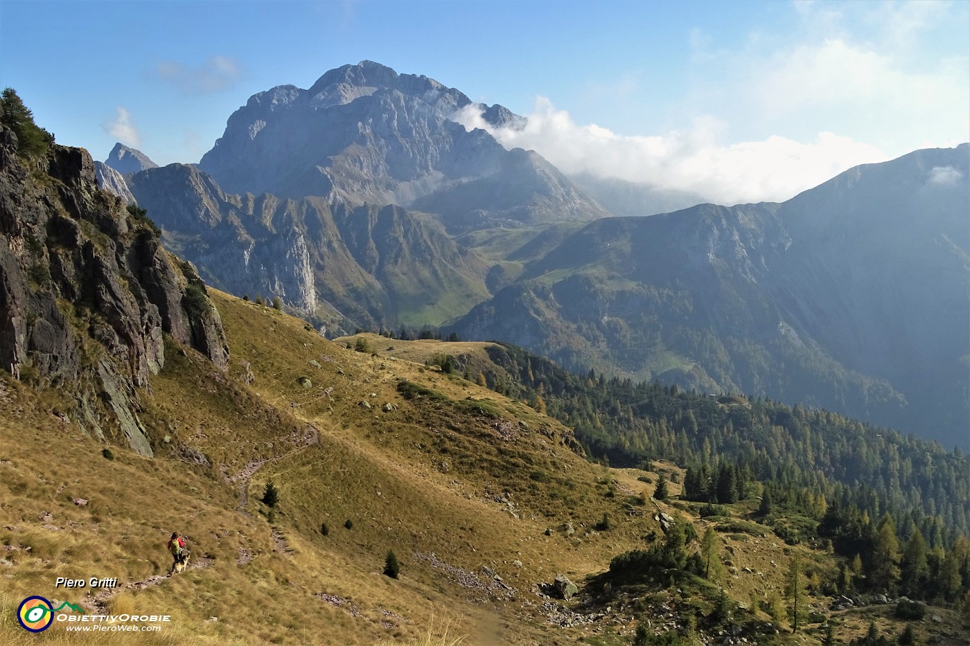 82 Scendiamo al pianoro del Monte Campo...con bella vista sul Pizzo Arera.JPG
